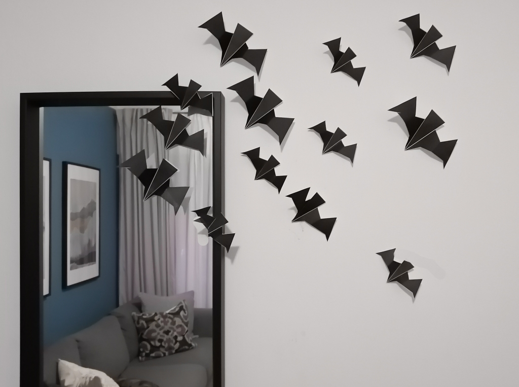 Bats on the wall, our Spooky night deco (Freebie inside)