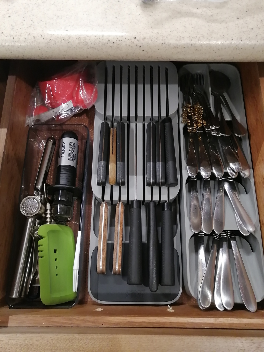 Organizing a kitchen drawer, our tips and tricks.